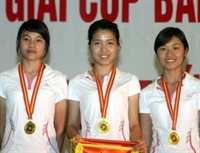 VĐV Trần Nguyễn Tiểu Anh (đứng giữa) cùng các đồng đội nhận HCV tại giải Cup bắn cung 2009.